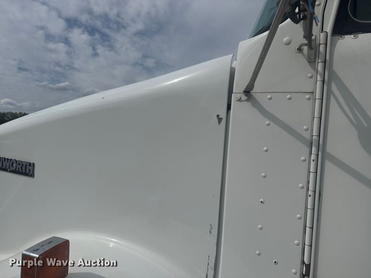 image for item EV1986 2004 Kenworth T800 semi truck