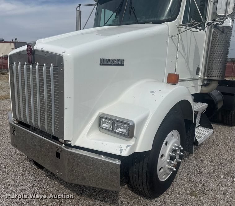 image for item EV1986 2004 Kenworth T800 semi truck