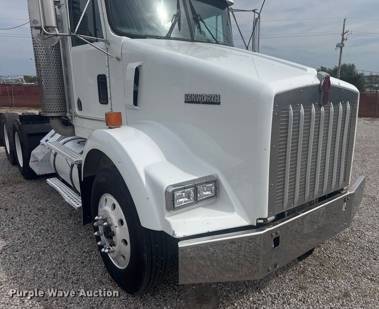 image for item EV1986 2004 Kenworth T800 semi truck