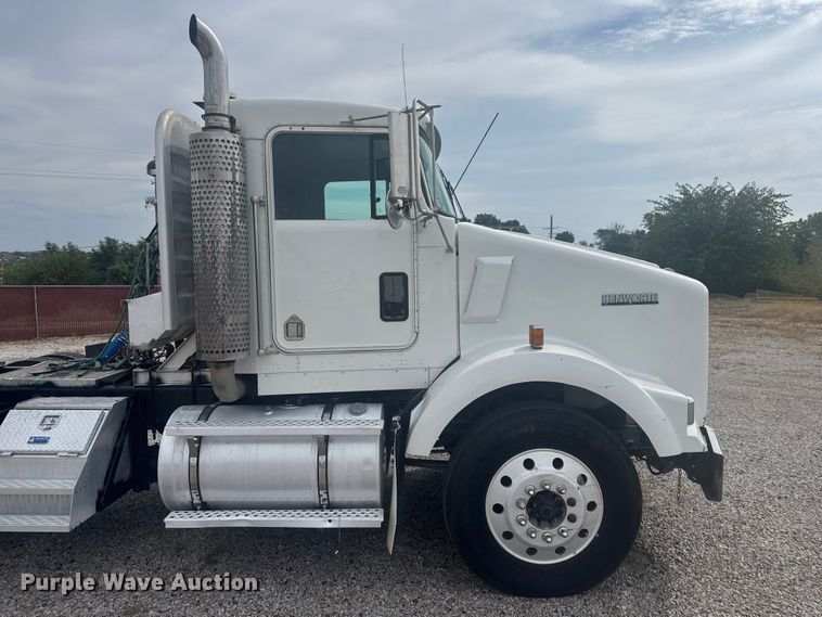 image for item EV1986 2004 Kenworth T800 semi truck