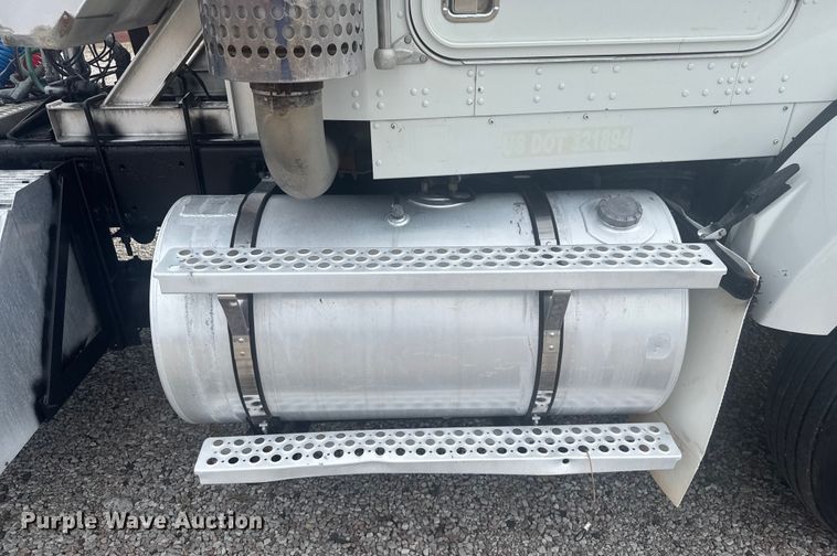 image for item EV1986 2004 Kenworth T800 semi truck