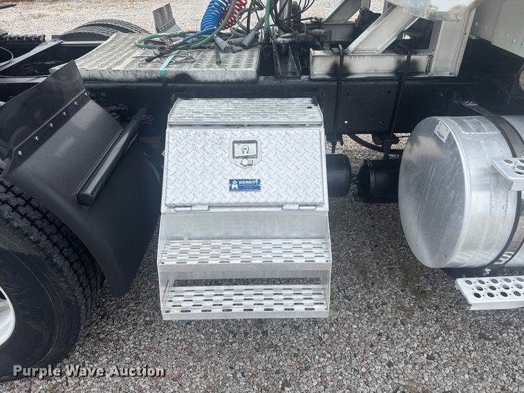 image for item EV1986 2004 Kenworth T800 semi truck