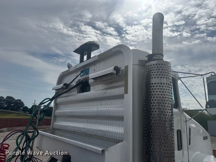 image for item EV1986 2004 Kenworth T800 semi truck