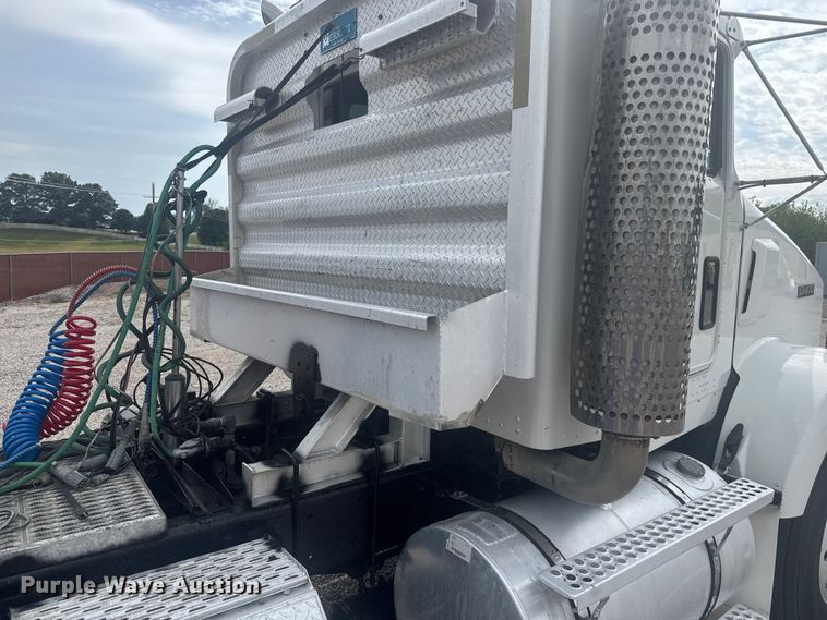 image for item EV1986 2004 Kenworth T800 semi truck