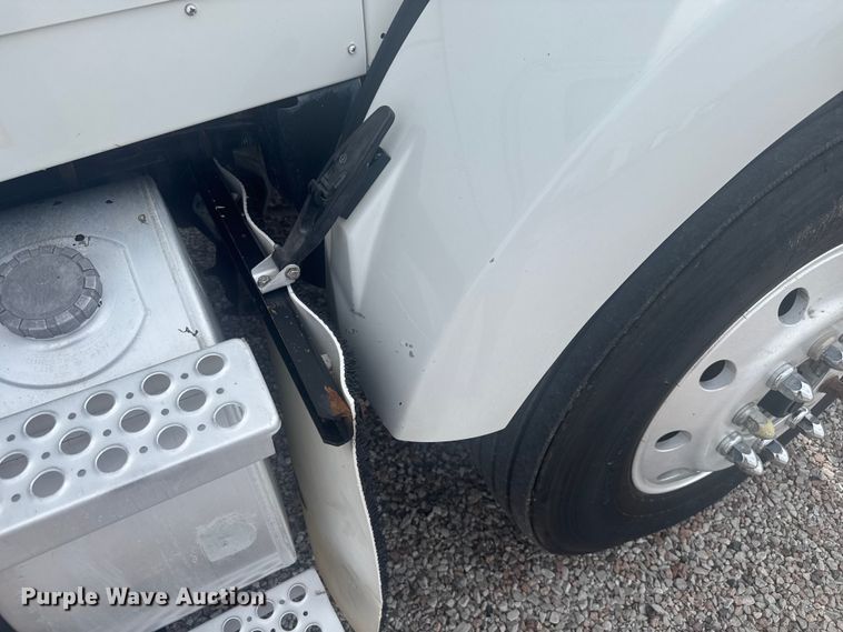 image for item EV1986 2004 Kenworth T800 semi truck