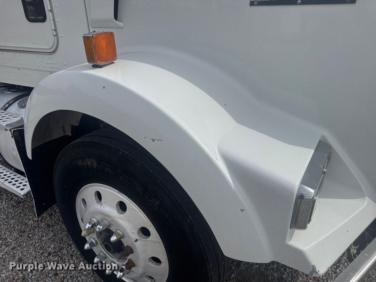 image for item EV1986 2004 Kenworth T800 semi truck