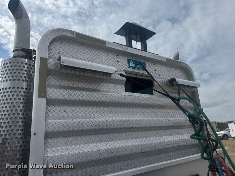 image for item EV1986 2004 Kenworth T800 semi truck