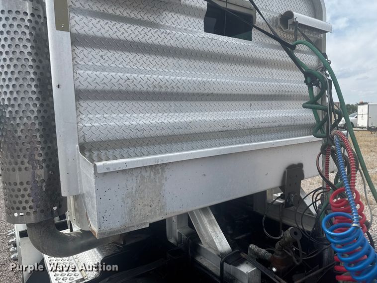 image for item EV1986 2004 Kenworth T800 semi truck