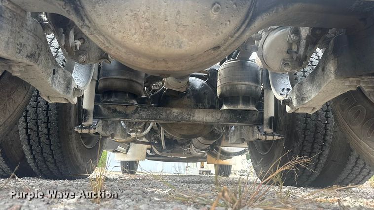 image for item EV1986 2004 Kenworth T800 semi truck