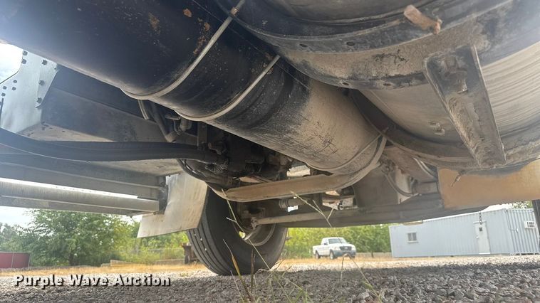 image for item EV1986 2004 Kenworth T800 semi truck