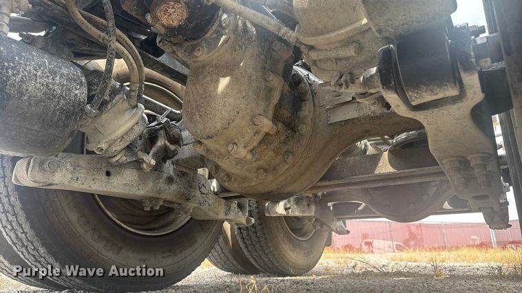 image for item EV1986 2004 Kenworth T800 semi truck