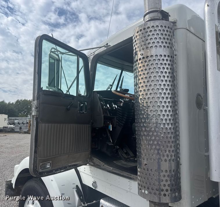 image for item EV1986 2004 Kenworth T800 semi truck