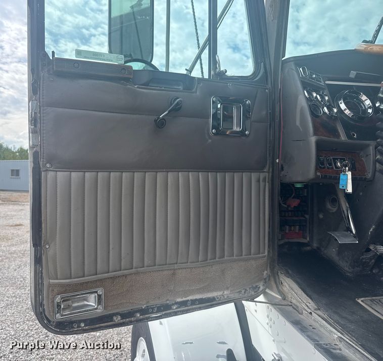 image for item EV1986 2004 Kenworth T800 semi truck