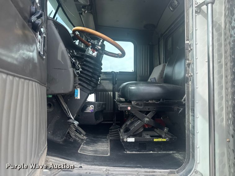 image for item EV1986 2004 Kenworth T800 semi truck