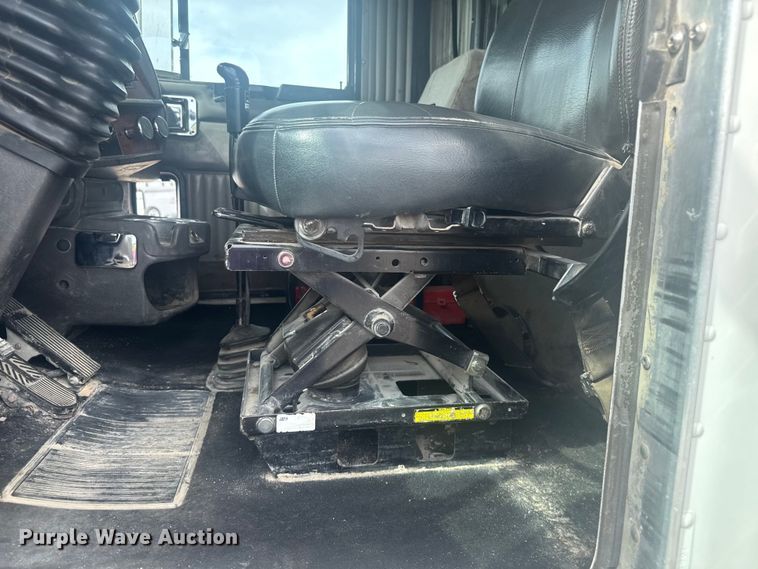 image for item EV1986 2004 Kenworth T800 semi truck