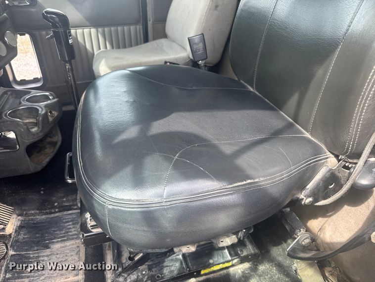 image for item EV1986 2004 Kenworth T800 semi truck