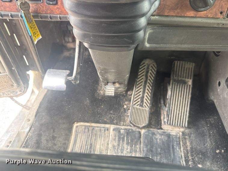 image for item EV1986 2004 Kenworth T800 semi truck