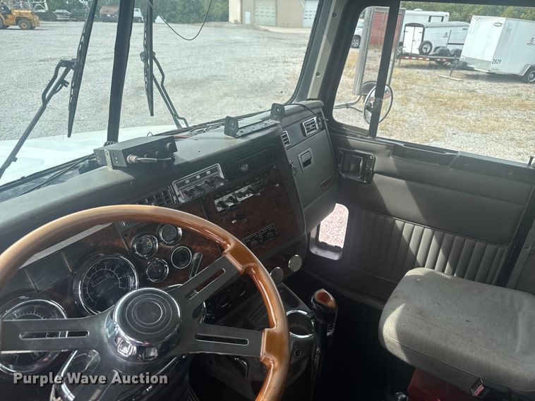 image for item EV1986 2004 Kenworth T800 semi truck