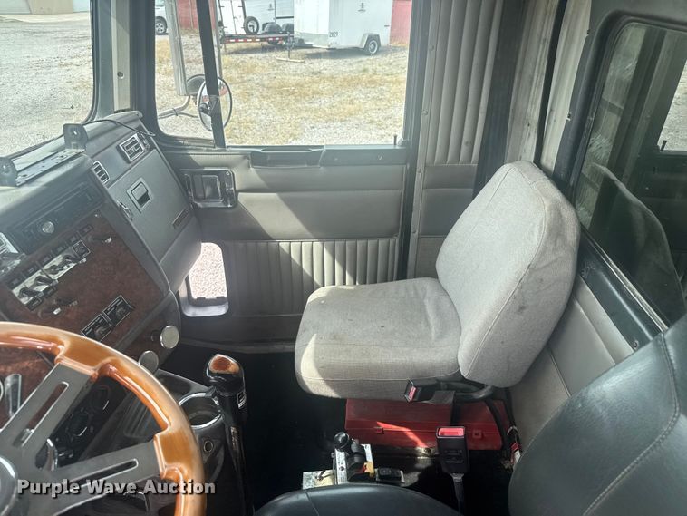 image for item EV1986 2004 Kenworth T800 semi truck