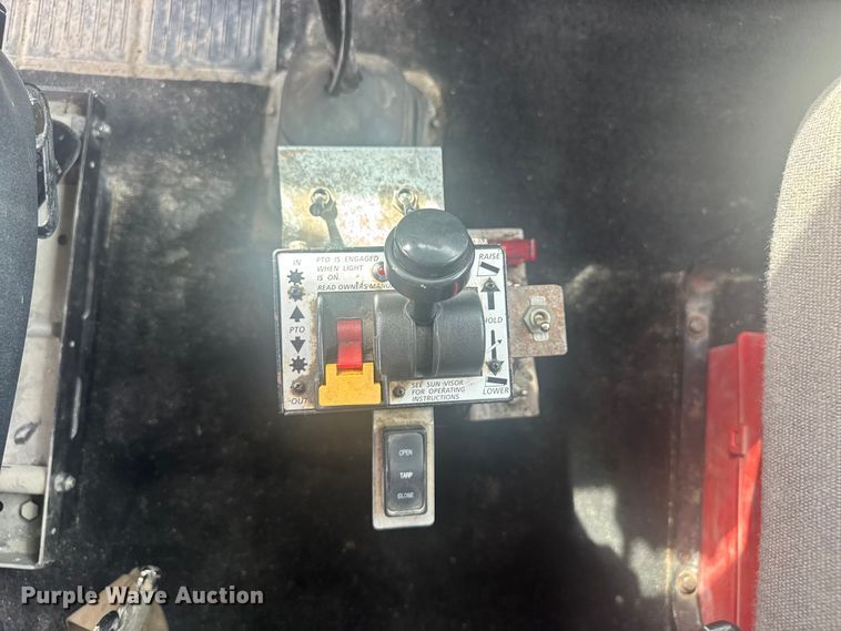 image for item EV1986 2004 Kenworth T800 semi truck