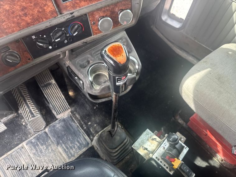 image for item EV1986 2004 Kenworth T800 semi truck