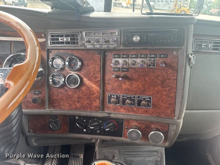 image for item EV1986 2004 Kenworth T800 semi truck