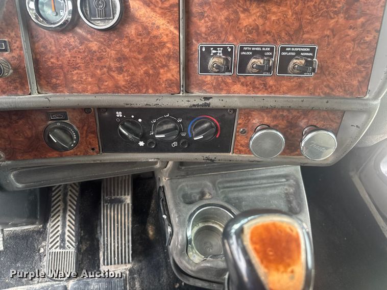 image for item EV1986 2004 Kenworth T800 semi truck