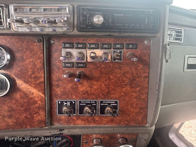 image for item EV1986 2004 Kenworth T800 semi truck