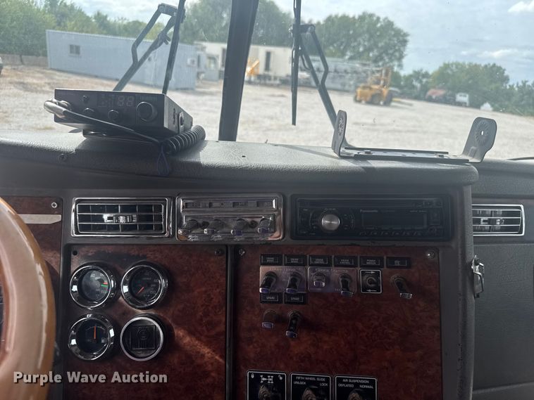 image for item EV1986 2004 Kenworth T800 semi truck