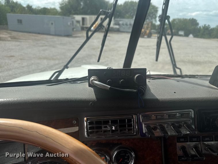 image for item EV1986 2004 Kenworth T800 semi truck