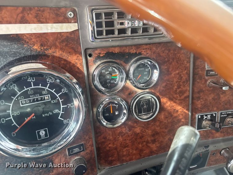 image for item EV1986 2004 Kenworth T800 semi truck