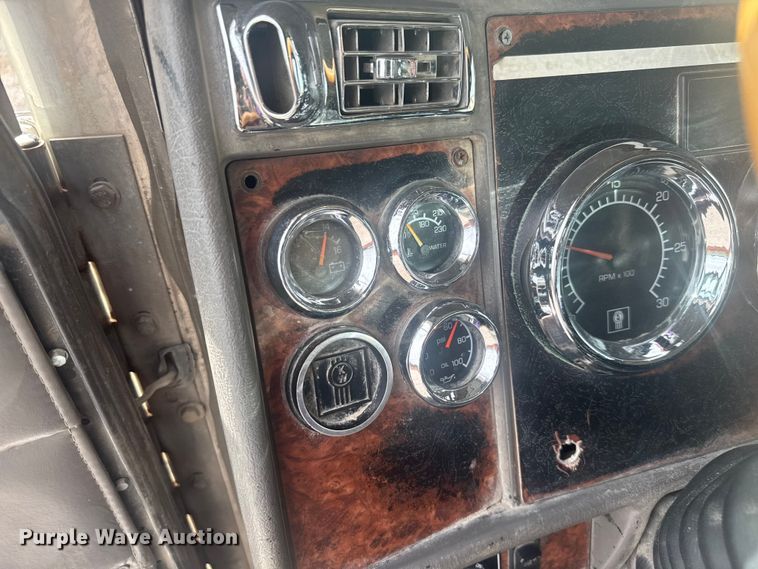 image for item EV1986 2004 Kenworth T800 semi truck
