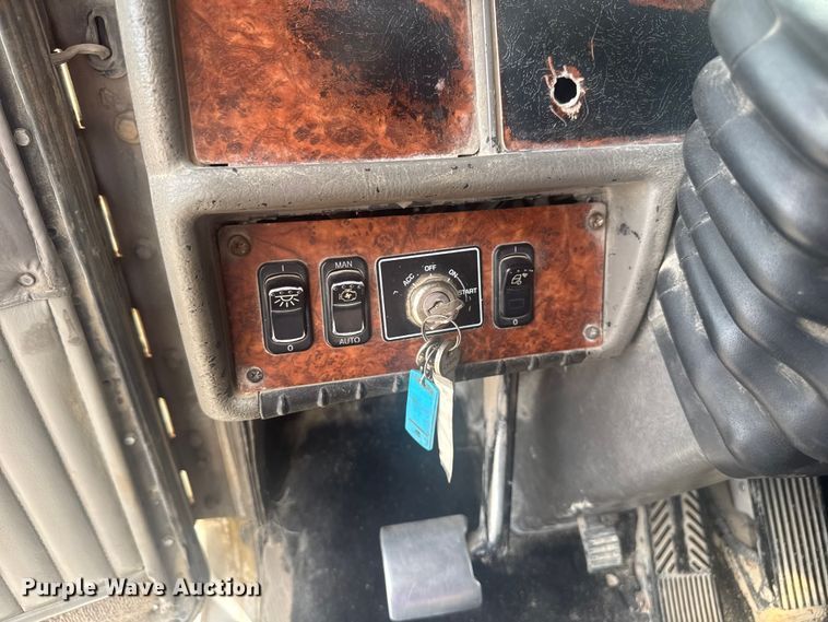 image for item EV1986 2004 Kenworth T800 semi truck