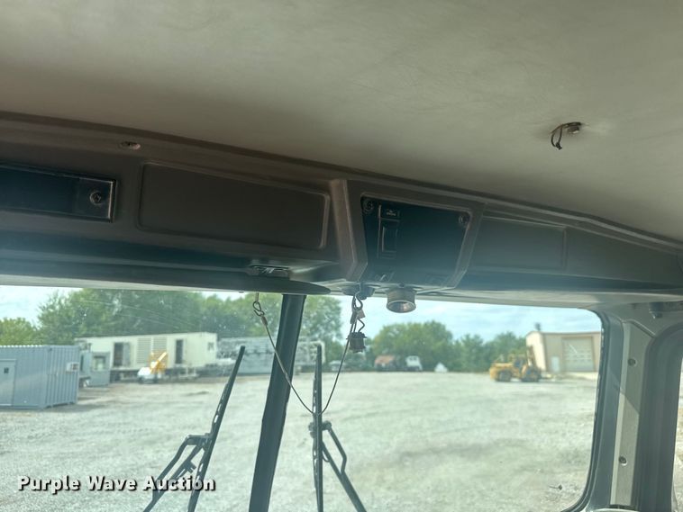 image for item EV1986 2004 Kenworth T800 semi truck