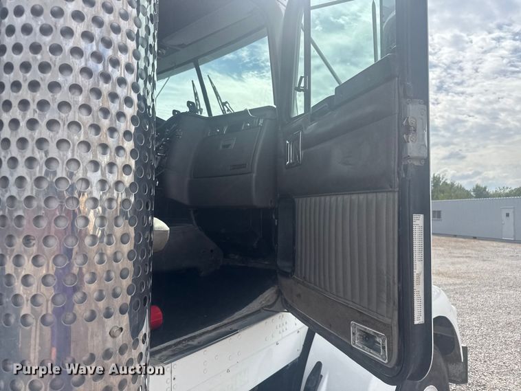 image for item EV1986 2004 Kenworth T800 semi truck