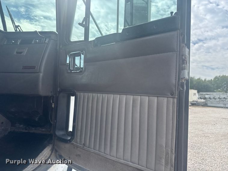 image for item EV1986 2004 Kenworth T800 semi truck