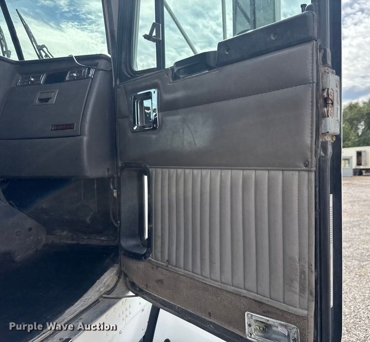 image for item EV1986 2004 Kenworth T800 semi truck