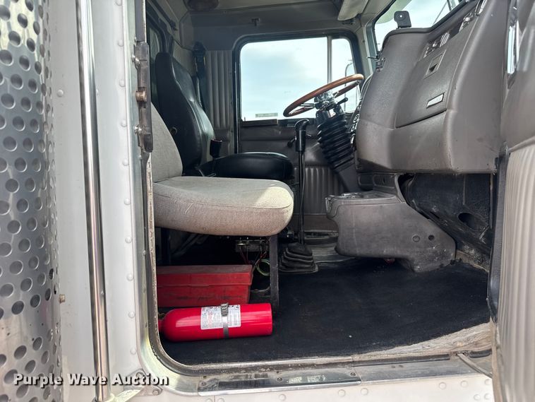 image for item EV1986 2004 Kenworth T800 semi truck