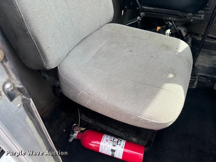 image for item EV1986 2004 Kenworth T800 semi truck