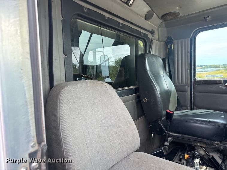 image for item EV1986 2004 Kenworth T800 semi truck