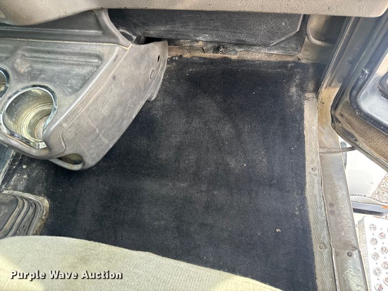 image for item EV1986 2004 Kenworth T800 semi truck