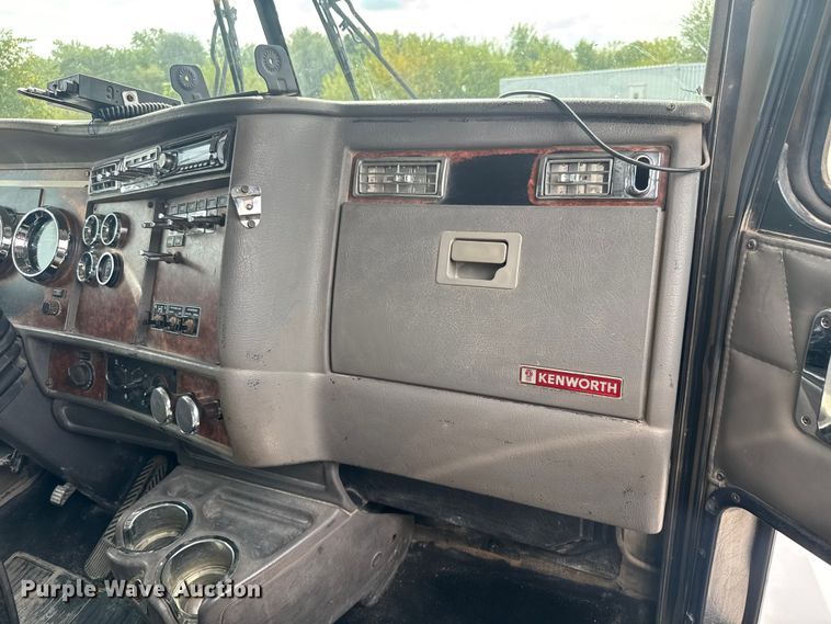 image for item EV1986 2004 Kenworth T800 semi truck
