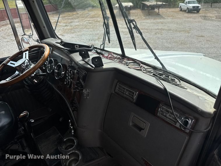 image for item EV1986 2004 Kenworth T800 semi truck