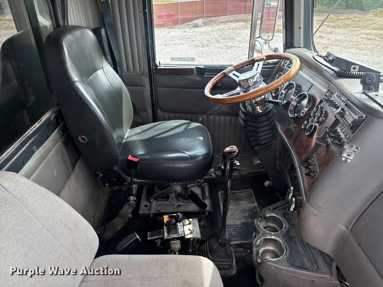 image for item EV1986 2004 Kenworth T800 semi truck