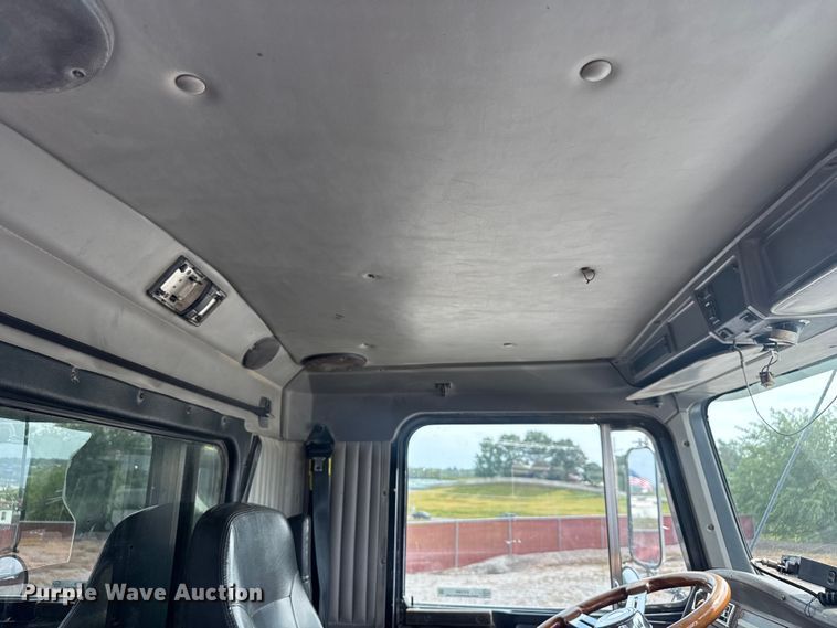 image for item EV1986 2004 Kenworth T800 semi truck