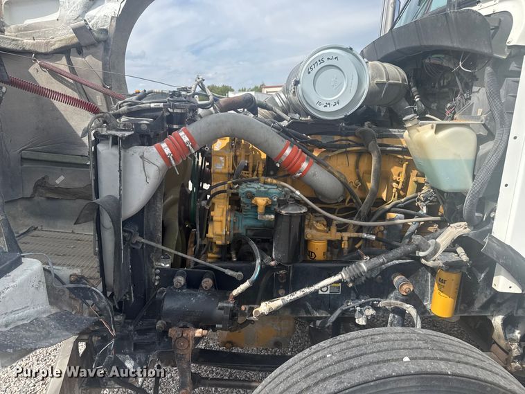 image for item EV1986 2004 Kenworth T800 semi truck