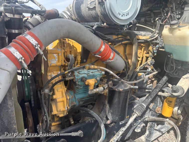 image for item EV1986 2004 Kenworth T800 semi truck