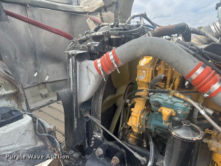 image for item EV1986 2004 Kenworth T800 semi truck