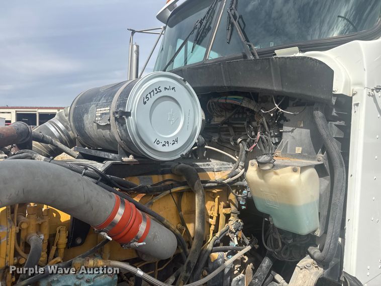 image for item EV1986 2004 Kenworth T800 semi truck