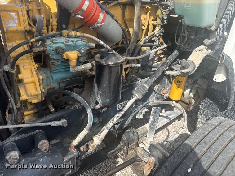 image for item EV1986 2004 Kenworth T800 semi truck